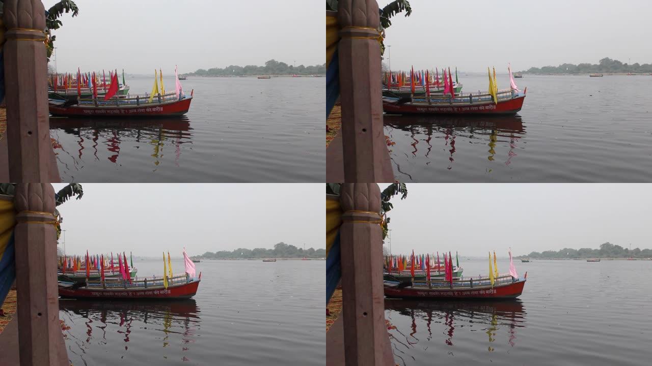 水上挂着彩旗的游船，等待着游客的到来，带他们去游览江边。