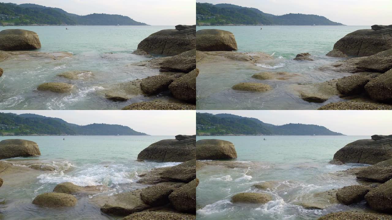 晚上有石头和许多贝壳的岩石海滩