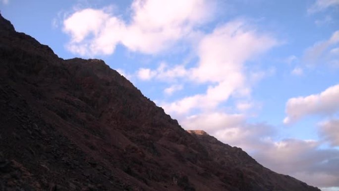 摩洛哥高阿特拉斯山脉从伊姆利到图布卡尔徒步旅行时，从托布卡尔避难所的日落景色