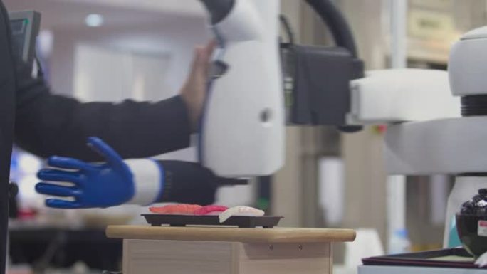 男性工程师目前使用maid机械臂虚拟人。