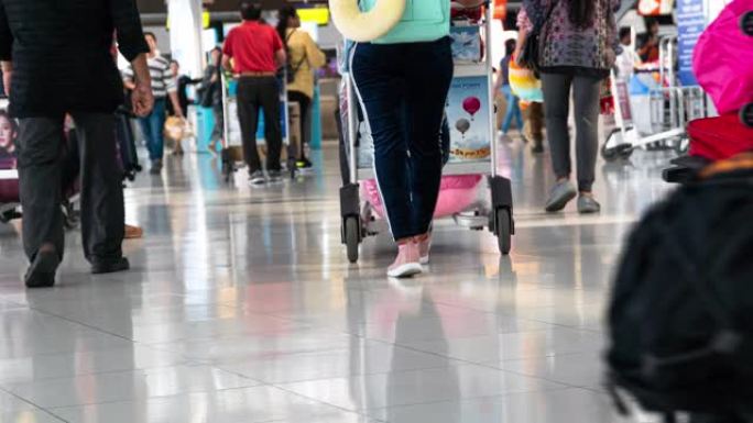 TL带着行李在机场散步的人。