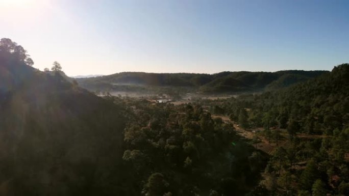 夏季，墨西哥奇瓦瓦州Cieneguita崎rug的景观和村庄的鸟瞰图，靠近塞拉马德雷山脉引人注目的铜