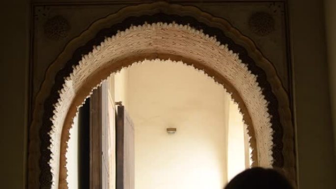 西班牙马拉加阿尔卡扎巴古穆斯林宫殿内纳斯里德风格的弧形建筑