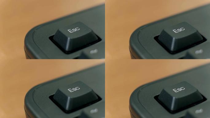 人类手指反复按下黑色键盘上的escape键。