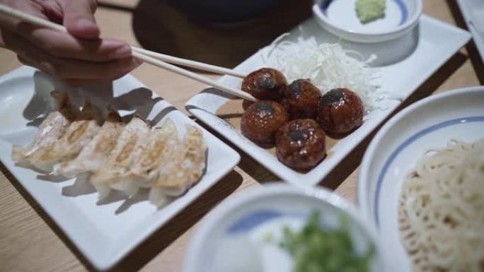 章鱼烧是一种日本食物