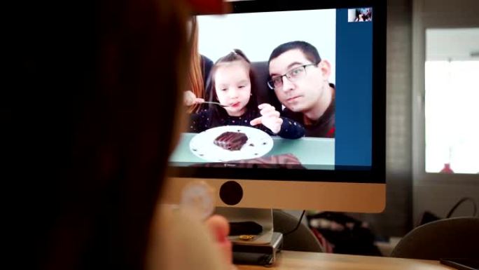国外家庭通过视频通话来嘲笑悲伤的生日女孩，因为她不能过生日
