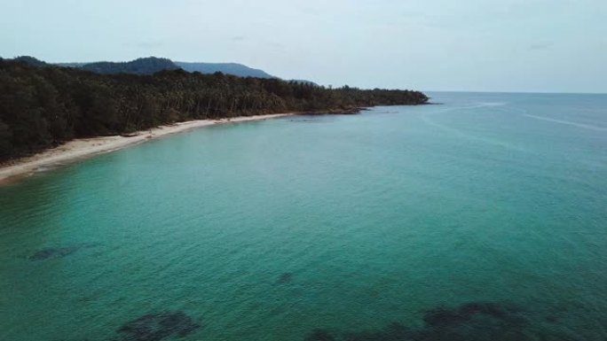 泰国热带岛屿科库德海绿松石海浪的鸟瞰图