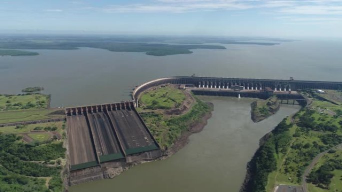 巴西巴拉那州伊塔普大坝的鸟瞰图。伟大的风景。能源发电。水力发电场景。