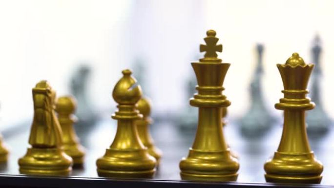 棋子游戏站在黑色孤立背景的棋盘上。市场目标战略的企业领导者概念。智力挑战与商业竞争成功发挥。