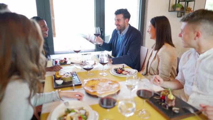 祝酒词喝红酒庆祝外国人聚会聚餐视频素材
