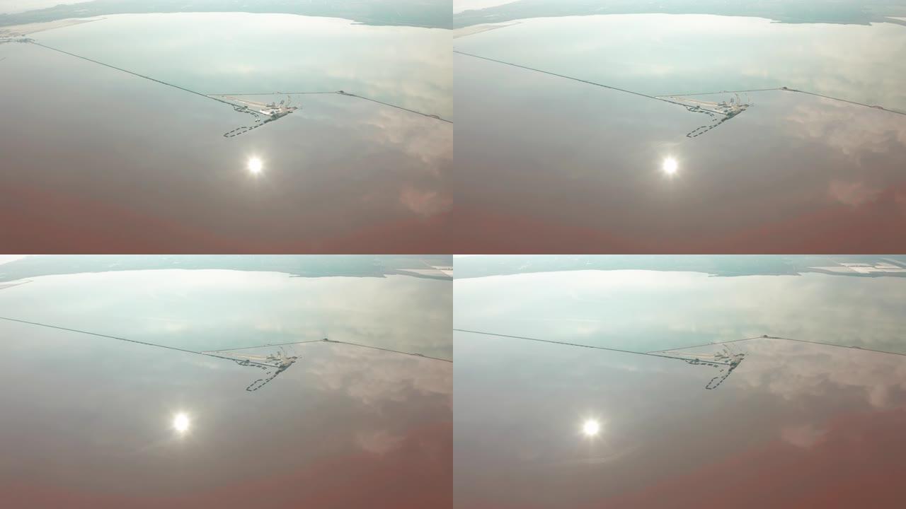 鸟瞰图。在Torrevieja的萨利纳斯 (Salinas) 周围飞行-盐湖是整个欧洲的盐分提取