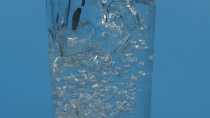 倒杯水，慢动作水滴落下视频素材升格液体动