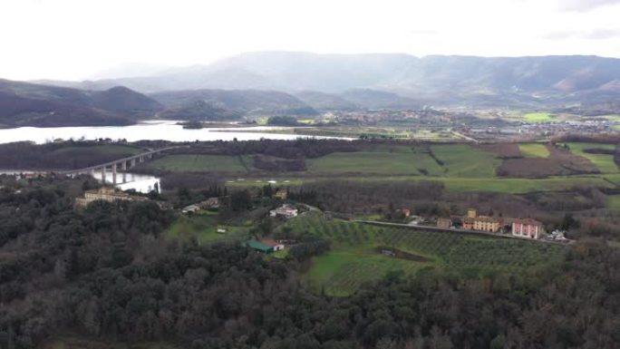 佛罗伦萨拉戈迪比兰西诺乡村湖泊的鸟瞰图