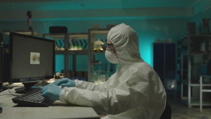 现代实验室的镜头。在安全的高级实验室中，科学家在工作服中进行研究。研究新型冠状病毒的科学家。covi