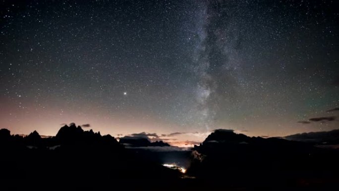 你可以清楚地看到银河系。有什么东西在森林中央闪耀，天空中有星星。群山被浓雾包围