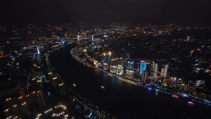 4k延时: 中国上海黄浦江上照明观光游轮的鸟瞰图