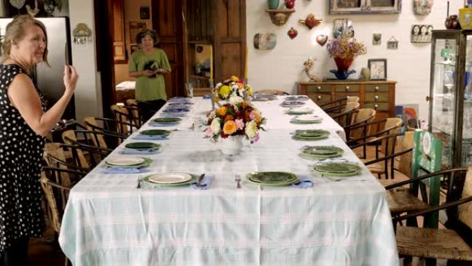两个女人在晚宴上摆大桌子的时间流逝