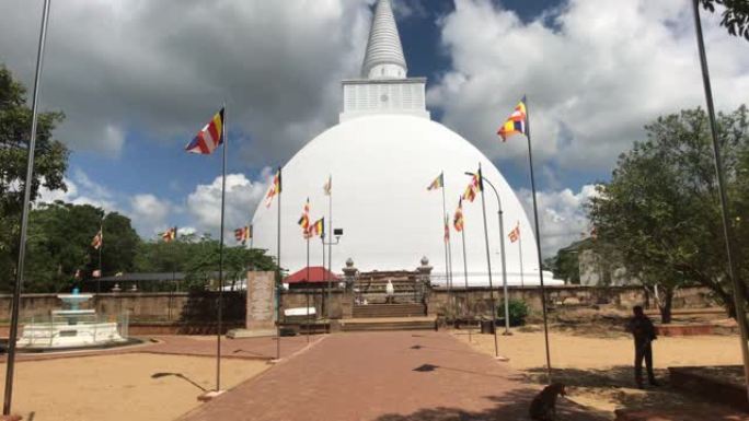 斯里兰卡阿努拉德普勒，带云的白色达戈巴的景色