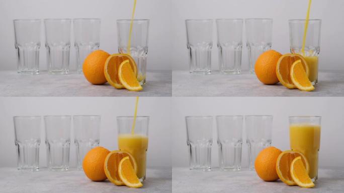 橙汁倒入玻璃杯中。黄色美味柠檬水