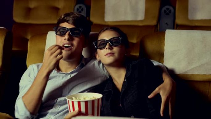 男人和女人在电影院看3D电影