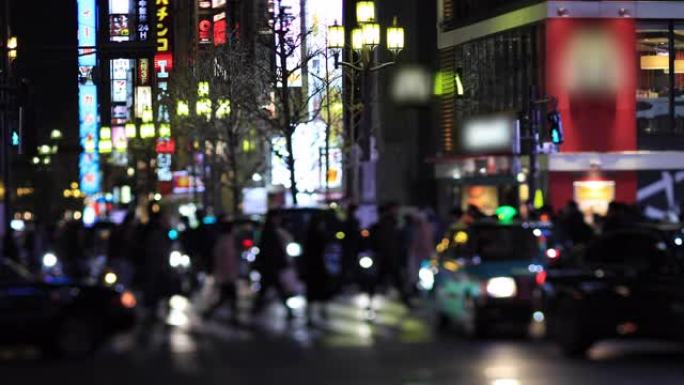 晚上在新宿东京下雨天在十字路口散步的人