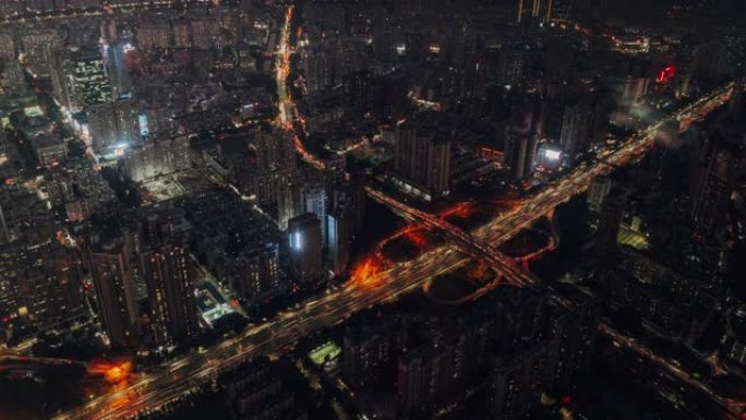 深圳夜间的交通和天际线
