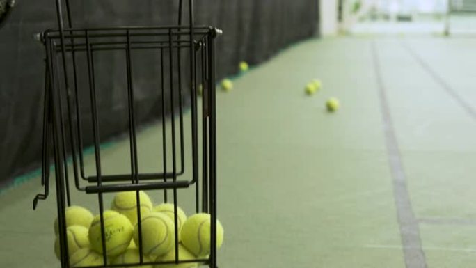 运动员收集网球运动员收集网球