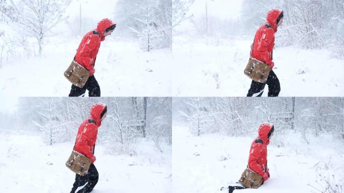 一位男性旅行者在大雪中漫步在树林中。