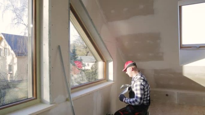 新建阁楼用填料填充干墙的家居装修杂工