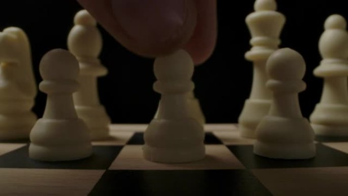 E2-E4白棋棋子在棋盘上的第一个标准动作