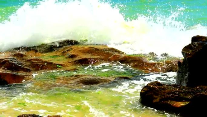 岩石和海浪的美丽景色