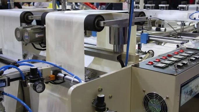 视频显示了一家生产塑料袋的工厂。