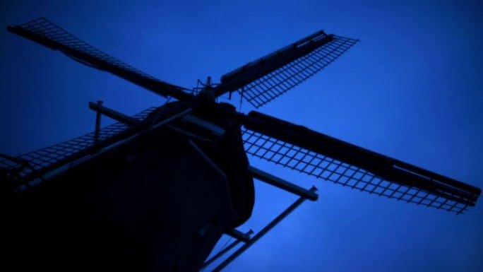 一个传统荷兰风车静止的广角时间流逝