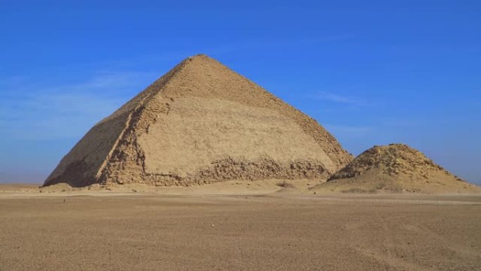 本特金字塔 (Bent Pyramid) 是一座古埃及金字塔，位于开罗以南约40公里的达舒尔皇家墓地