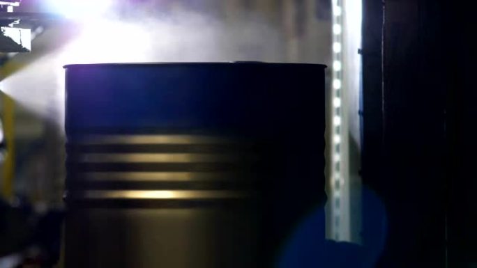 现代自动喷漆机用蓝色油漆覆盖油罐