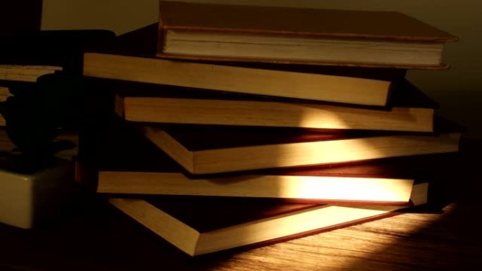 阳光照在书堆上光影光芒视频素材