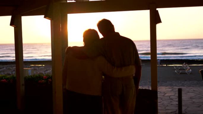 高龄情侣在日落时分的海边恋爱4k慢动作60fps
