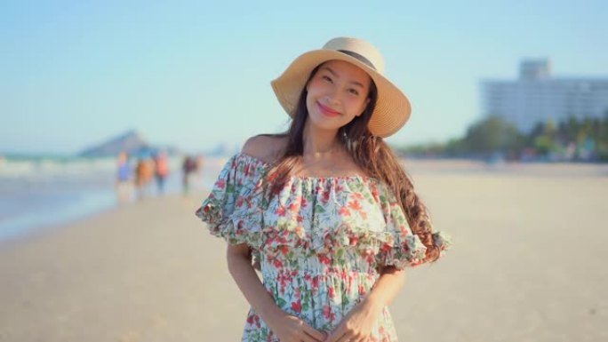 年轻的亚洲女人快乐的微笑放松环顾海滩海洋