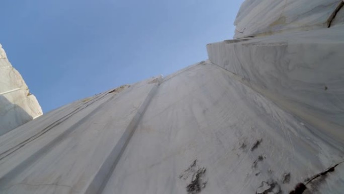 大理石采石场的白色大理石块