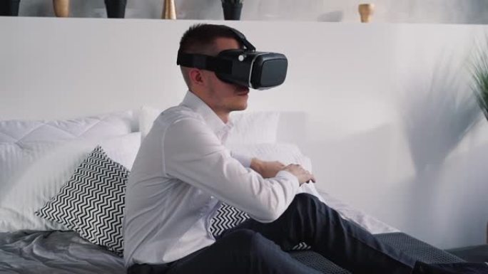 迷人的男人在虚拟现实头盔上玩游戏