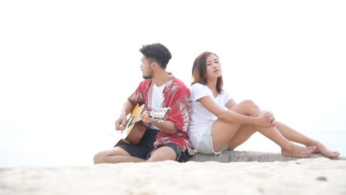 情侣情侣一起付吉他和唱歌在情人节有约会。年轻的拉丁约会一起浪漫的时刻和幸福的浪漫。海滩情人节概念上的