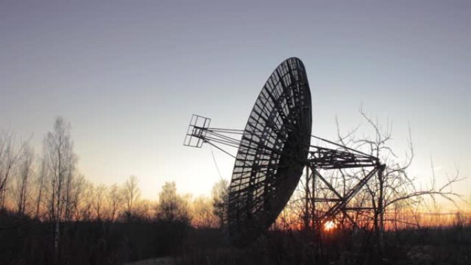 日落景观中的射电望远镜碟形卫星设备
