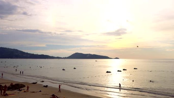 旅行的人们在泰国普吉岛巴东海滩放松