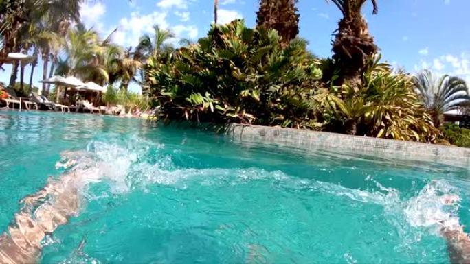 POV男子在游泳池游泳，以慢动作250fps的速度观看热带度假胜地
