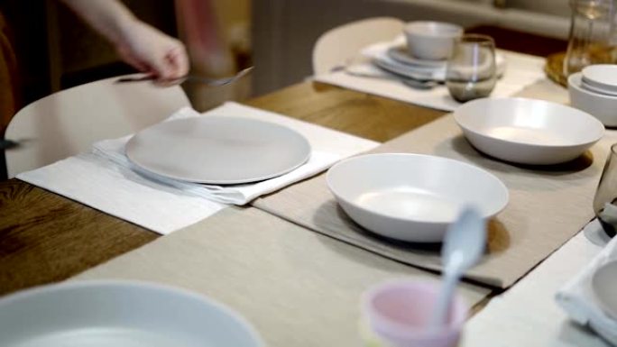 餐厅精美桌子上的空盘子和餐具