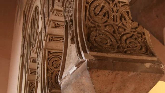在古老的拱形装饰在穆斯林纳斯里德宫殿，阿尔卡扎巴，马拉加。倾斜