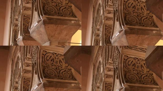 在古老的拱形装饰在穆斯林纳斯里德宫殿，阿尔卡扎巴，马拉加。倾斜