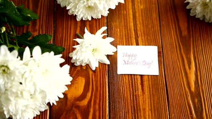 木桌上的一束白色菊花