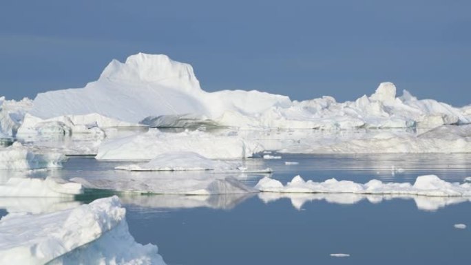 北极自然景观中的冰山和冰。