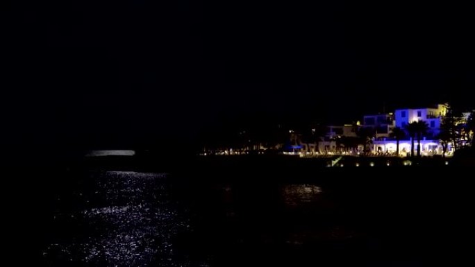 晚上在普罗塔拉斯的无花果树海滩。欧洲最受欢迎的海滩之一。
